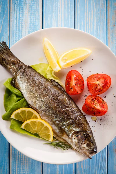 Trota Fritta Con Verdure Fresche Fette Limone Piatto Bianco Fondo — Foto Stock