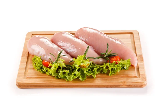 Filetes Pollo Crudo Con Lechuga Tomate Sobre Tabla Cortar Madera —  Fotos de Stock