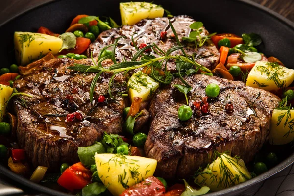 Grilled Beef Steaks Various Vegetables Served Frying Pan Wooden Background — Stock Photo, Image