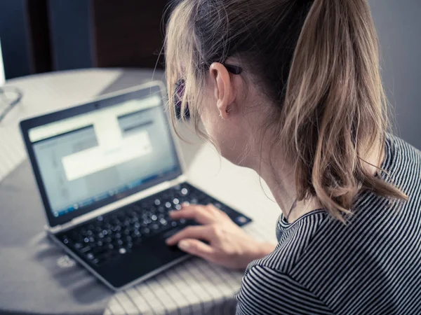 Rückansicht Einer Frau Die Online Mit Laptop Arbeitet — Stockfoto