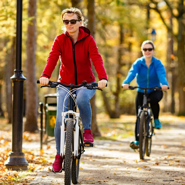 Hälsosam Livsstil Människor Ridning Cyklar Stadsparken — Stockfoto