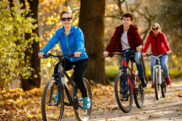 Familia Deportiva Activa Que Monta Bicicletas Juntas Parque Otoñal —  Fotos de Stock