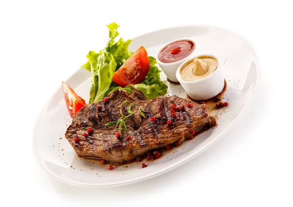 Gegrilltes Rindfleisch Mit Gemüse Senf Und Grillsoße Auf Weißem Teller — Stockfoto