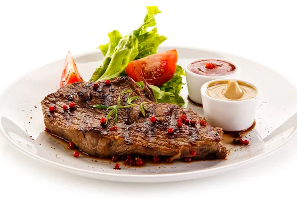 Gegrilltes Rindfleisch Mit Gemüse Senf Und Grillsoße Auf Weißem Teller — Stockfoto
