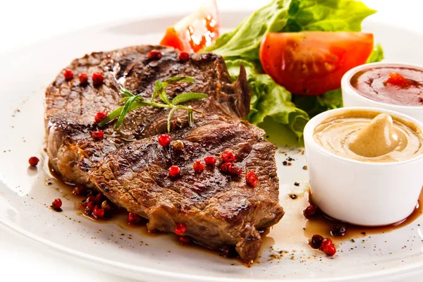 Carne Parrilla Con Verduras Mostaza Salsa Barbacoa Plato Blanco — Foto de Stock