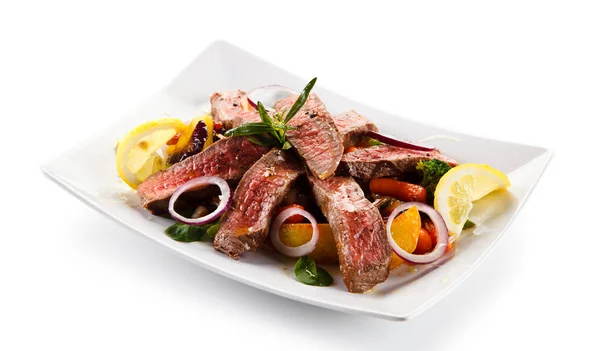 Sliced Beef Steak Vegetables White Plate — Stock Photo, Image