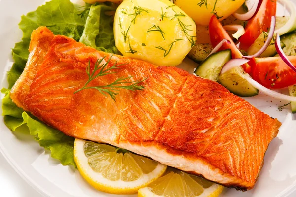 Bife Salmão Assado Com Batatas Legumes Cozidos Prato Branco — Fotografia de Stock