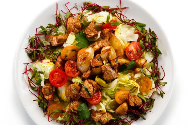 Surtido Verduras Horneadas Con Carne Plato Blanco Decorado Con Brotes — Foto de Stock