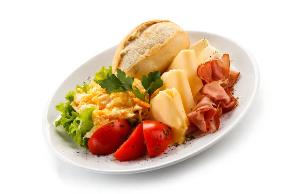 煎蛋用切片乳酪 蕃茄和包子在白色板材 — 图库照片