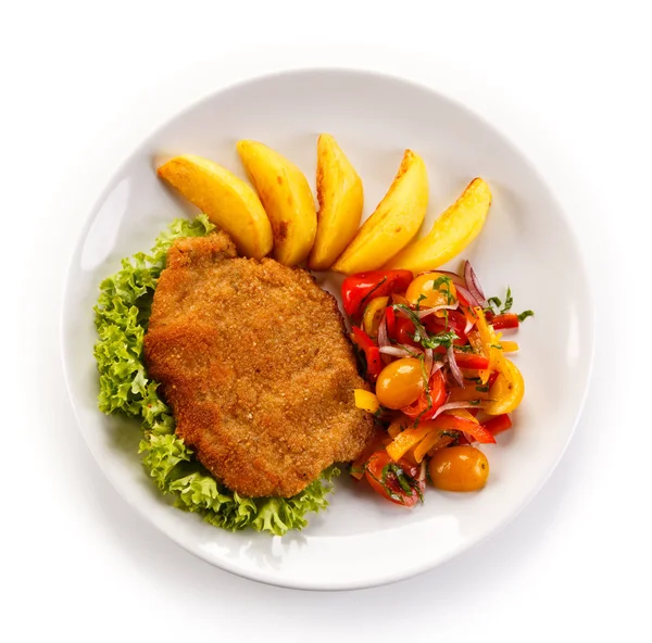 Gepaneerde Kotelet Met Aardappel Kwartalen Plantaardige Salade Witte Plaat — Stockfoto