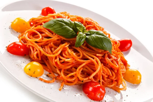 Salada Com Cenoura Picante Tomate Cereja Manjericão Prato Branco — Fotografia de Stock