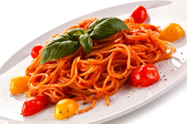 Insalata Con Carota Piccante Pomodorini Basilico Piatto Bianco — Foto Stock