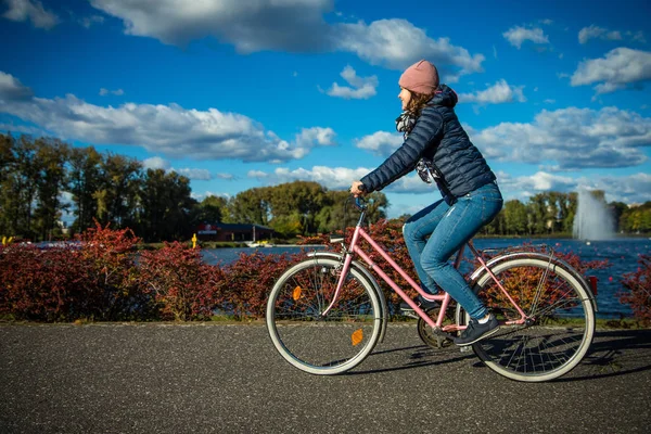 Έφηβος Κορίτσι Ιππασία Ποδήλατο Στην Εξοχή Κοντά Στον Ποταμό — Φωτογραφία Αρχείου