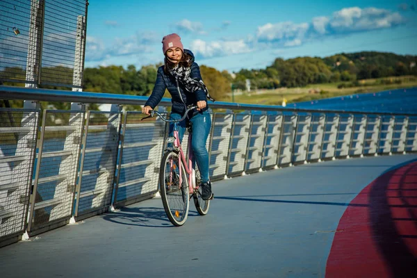Dziewczyna Jazdy Rowerze Przez Most Przez Rzekę — Zdjęcie stockowe