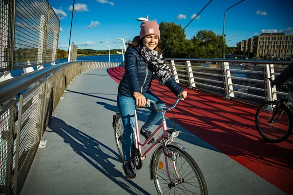 Menina Andar Bicicleta Por Ponte Através Rio — Fotografia de Stock