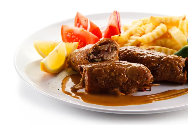 Fleischröllchen Mit Pommes Frites Tomaten Und Zitrone — Stockfoto