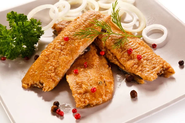 オニオン リング 白い皿にパセリと魚のフライ — ストック写真