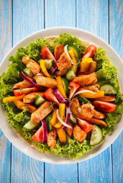 Chicken Salad Chopped Cucumbers Tomatoes Onions Peppers Lettuce — Stock Photo, Image