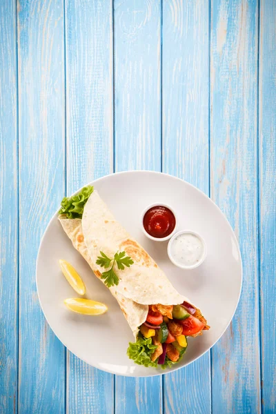 Frango Shawarma Com Fatias Limão Maionese Ketchup Placa Branca Fundo — Fotografia de Stock