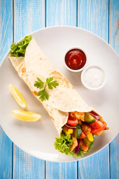 Shawarma Pollo Con Fette Limone Maionese Ketchup Piatto Bianco Fondo — Foto Stock