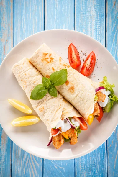 Dwa Kurczaka Shawarma Białe Płytki Plastrami Pomidora Cytryną — Zdjęcie stockowe