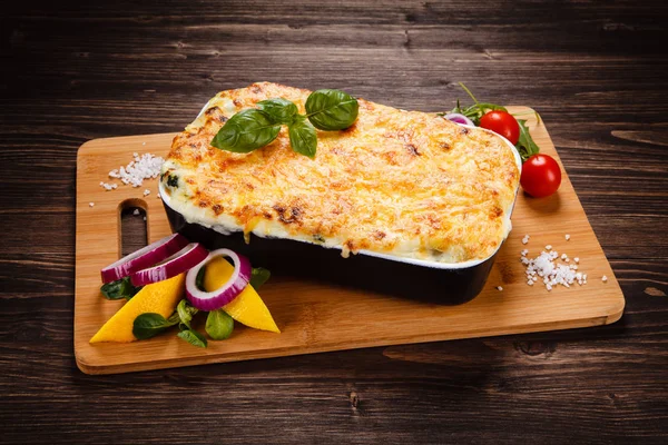 Vegetarian Lasagna Ceramic Bowl Wooden Board Fresh Vegetables — Stock Photo, Image