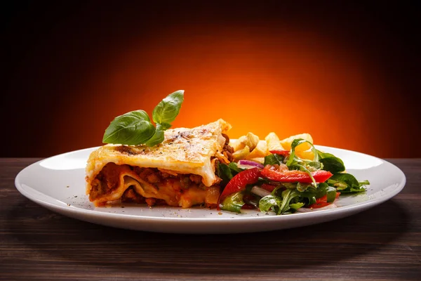 Lasagne Med Vågiga Pommes Frites Och Färska Grönsaker Vit Platta — Stockfoto