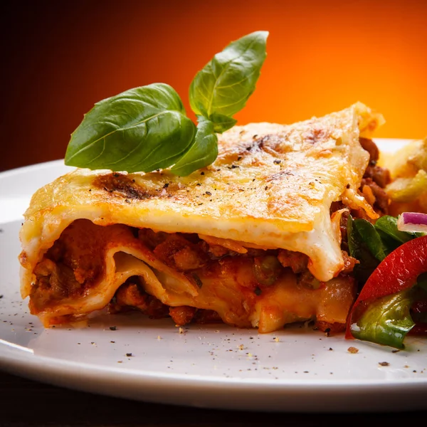 Lasagne Med Vågiga Pommes Frites Och Färska Grönsaker Vit Platta — Stockfoto