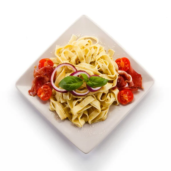 Pasta Met Ham Tomaten Witte Plaat — Stockfoto