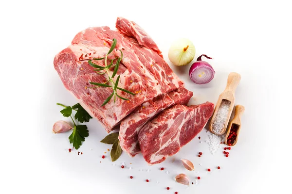 Rauw Varkensvlees Met Uien Knoflook Peper Zout Kruiden Houten Scoops — Stockfoto
