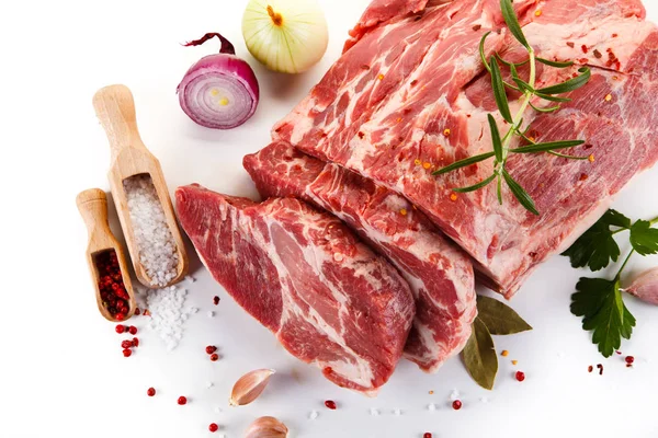 生猪肉配洋葱 香草和木勺 — 图库照片