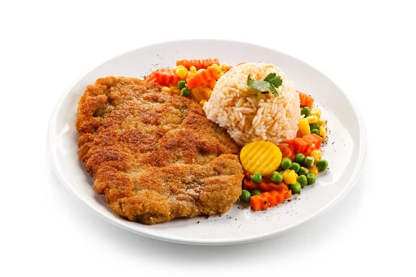 Gepaneerd Varkensvlees Schnitzel Met Rijst Gestoomde Groenten Witte Plaat — Stockfoto