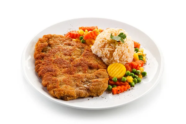 Schnitzel Porco Empanado Com Arroz Legumes Cozidos Vapor Placa Branca — Fotografia de Stock