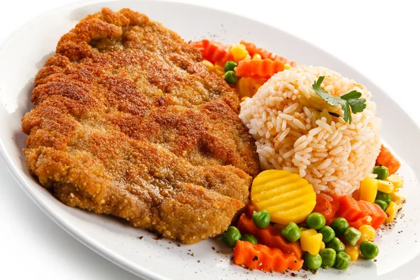 Schnitzel Porco Empanado Com Arroz Legumes Cozidos Vapor Placa Branca — Fotografia de Stock