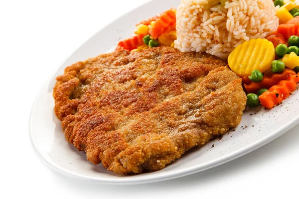 Schnitzel Porco Empanado Com Arroz Legumes Cozidos Vapor Placa Branca — Fotografia de Stock