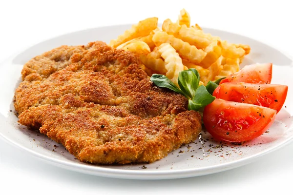 Gepaneerd Varkensvlees Schnitzel Met Golvende Patat Gesneden Tomaat Witte Plaat — Stockfoto