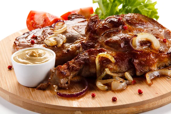 Steaks Porc Juteux Avec Oignon Caramélisé Tomates Laitue Moutarde Sur — Photo
