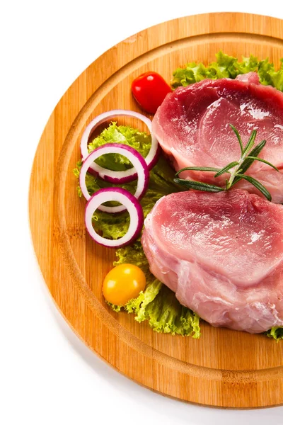 Trozos Cerdo Crudo Con Cebolla Rodajas Pimientos Cereza Lechuga Sobre — Foto de Stock