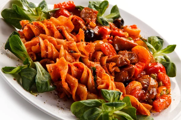 Pastas Espirales Con Salsa Tomate Guiso Plato Blanco Con Espinacas — Foto de Stock