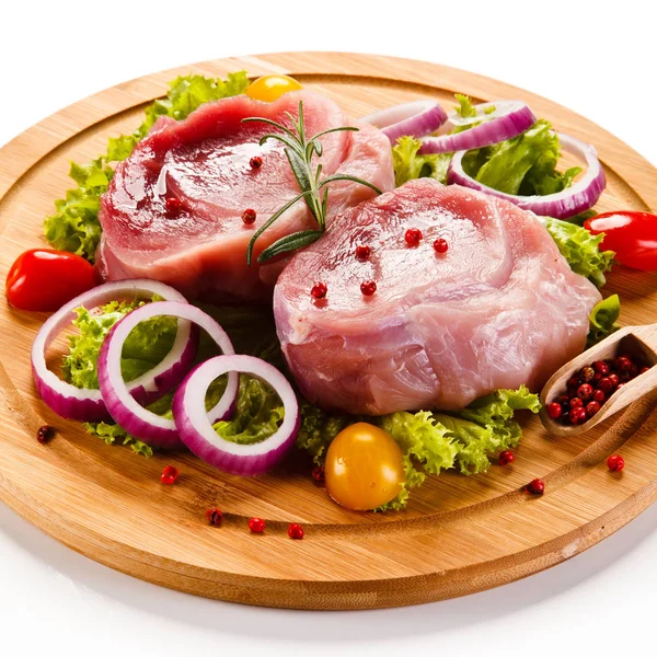 Rått Fläsk Bitar Med Skivad Lök Cherry Peppers Och Sallad — Stockfoto