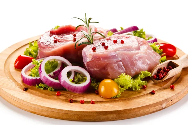 Trozos Cerdo Crudo Con Cebolla Rodajas Pimientos Cereza Lechuga Sobre —  Fotos de Stock