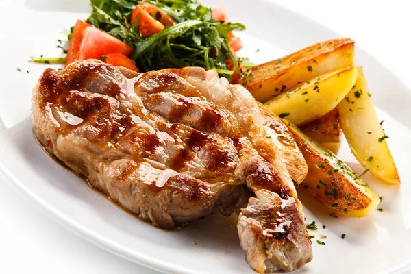 Gegrild Varkensvlees Met Aardappel Kwartalen Frisse Salade Witte Plaat — Stockfoto