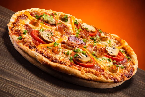 Italienische Pizza Mit Käse Gemüse Und Fleisch Auf Holzbrett — Stockfoto