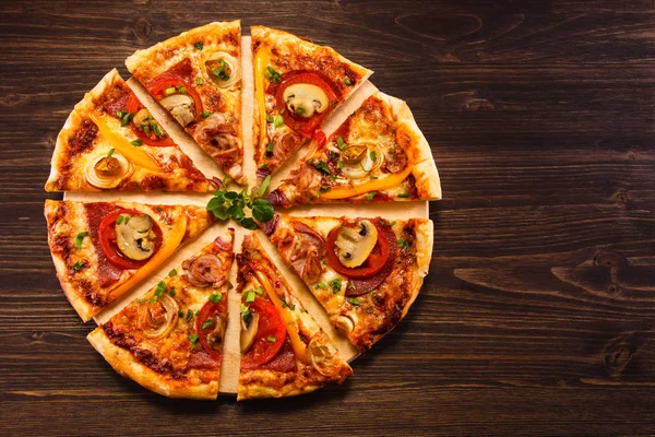 Italienische Pizza Mit Käse Gemüse Und Fleisch Auf Holzbrett — Stockfoto