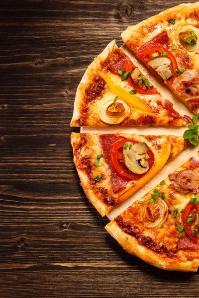 Italienische Pizza Mit Käse Gemüse Und Fleisch Auf Holzbrett — Stockfoto