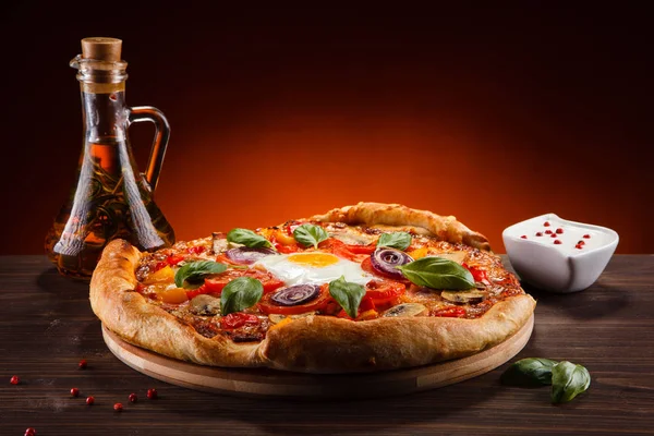 Pizza Italiana Con Queso Verduras Carne Sobre Tabla Madera Sobre —  Fotos de Stock