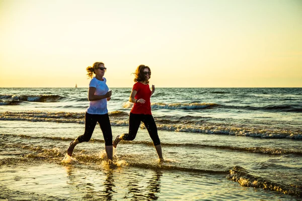 Aktif Genç Kız Kadın Birlikte Denizde Koşu — Stok fotoğraf