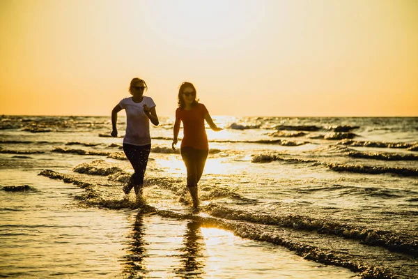 Aktiva Tonårig Flicka Och Kvinna Joggar Tillsammans Till Sjöss — Stockfoto