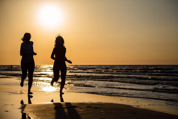 Aktiva Tonårig Flicka Och Kvinna Joggar Tillsammans Till Sjöss — Stockfoto