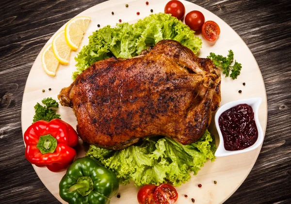 Pollo Asado Entero Con Salsa Barbacoa Pimientos Tomates Lechuga — Foto de Stock